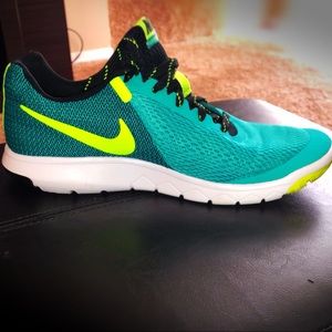 SALE ⚡️ Nike Experience Flex RN 4